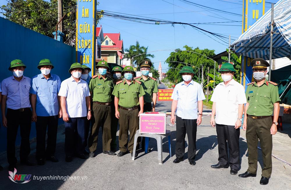 Bí thư Tỉnh ủy trao quà động viên các lực lượng làm nhiệm vụ tại chốt trên Quốc lộ 46, khu vực xã Hưng Chính giáp ranh với thị trấn Hưng Nguyên, huyện Hưng Nguyên.