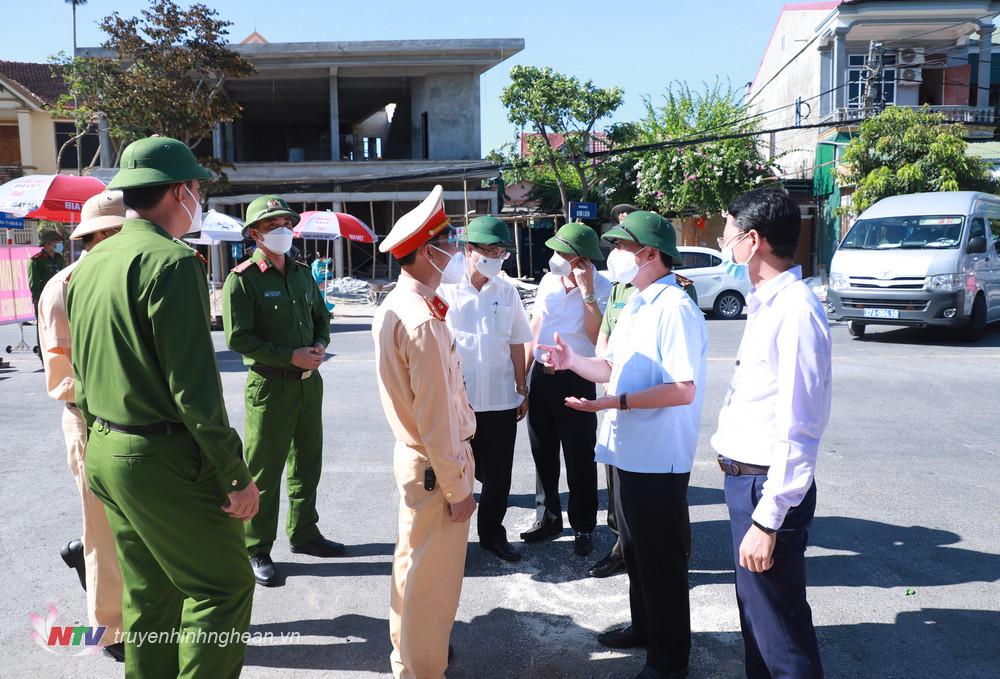 Đồng chí Thái Thanh Quý trao đổi, động viên các lực lượng làm nhiệm vụ tại chốt kiểm soát trên địa bàn xã Hưng Chính, giáp với huyện Hưng Nguyên.