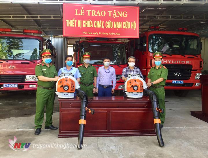 Trao tặng thiết bị chữa cháy cho Đội cảnh sát PCCH&CHCN số 3.