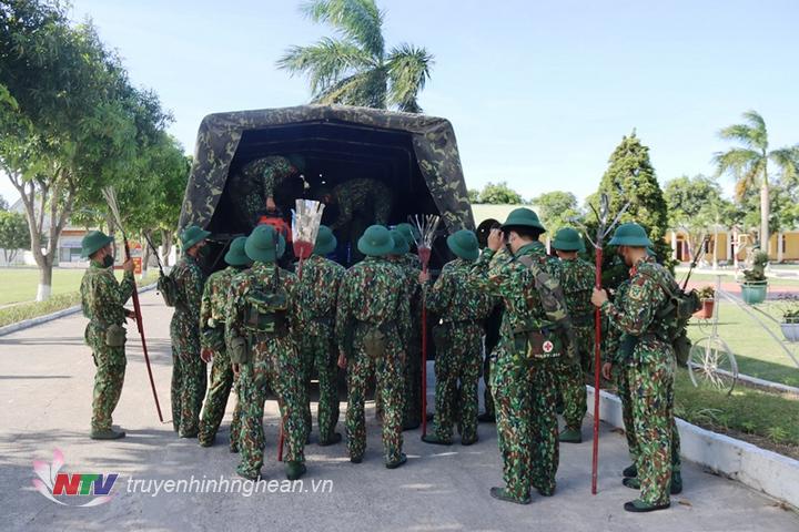 Bộ CHQS tỉnh điều động cán bộ, chiến sỹ Trung đoàn 764 tham gia giúp huyện Hưng Nguyên chữa cháy rừng