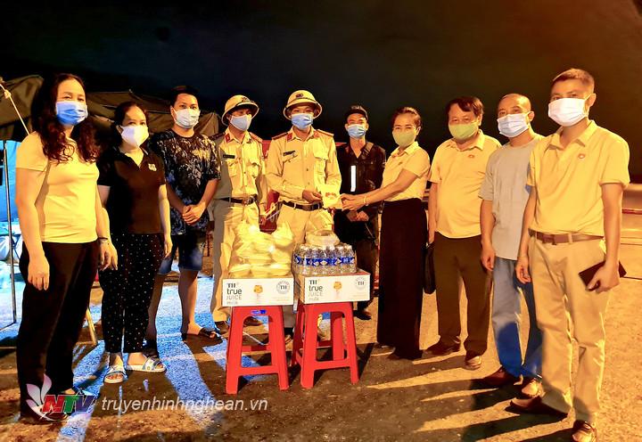 Chủ tịch UBMTTQ tỉnh cùng đoàn thăm, tặng quà cho Chốt quốc lộ 46C địa bàn giáp ranh giữa xã Hưng Hòa, TP Vinh với xã Nghi Thái, huyện Nghi Lộc.