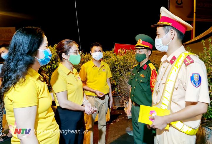 Bà Võ Thị Minh Sinh - UV BTV Tỉnh Ủy, Chủ tịch UBMTTQ tỉnh cùng đoàn thăm, tặng quà cho các chiến sĩ Chốt huyện Hưng Nguyên ở khu vực cầu Bến Thủy 2.