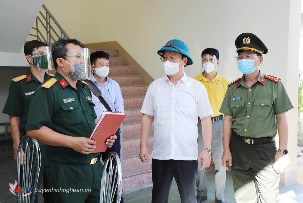Chủ tịch UBND tỉnh Nguyễn Đức Trung đã đến thăm, động viên các lực lượng làm nhiệm vụ tại khu cách ly thuộc Trường Cao đẳng Kinh tế - Kỹ thuật số 1.