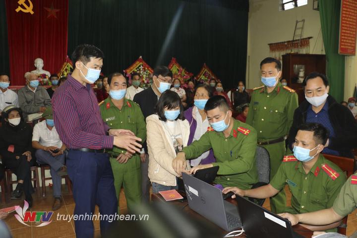 Lãnh đạo Công an tỉnh kiểm tra công tác thu nhận hồ sơ cấp căn cước công dân tại huyện Thanh Chương.