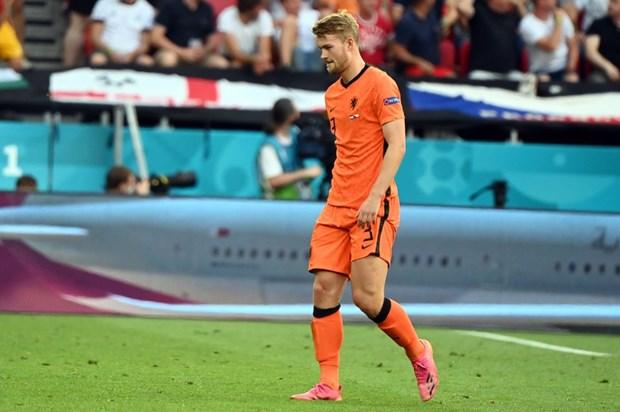 Matthijs de Ligt rời sân với tấm thẻ đỏ bước ngoặt. (Nguồn: AFP/Getty Images)