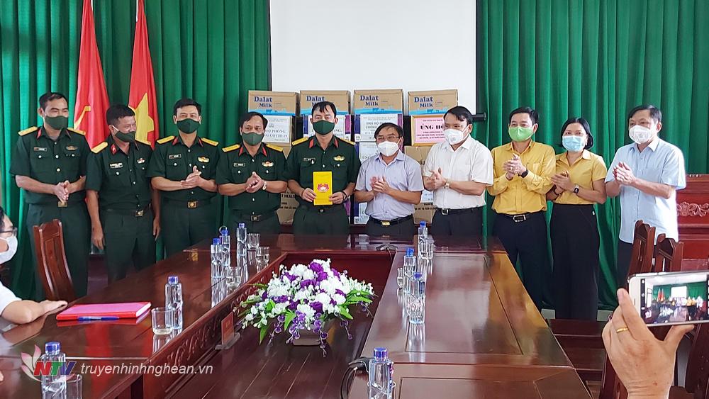 Trưởng ban Dân vận Tỉnh ủy Ngọc Kim Nam thăm, tặng quà Ban Chỉ huy quân sự huyện Đô Lương.