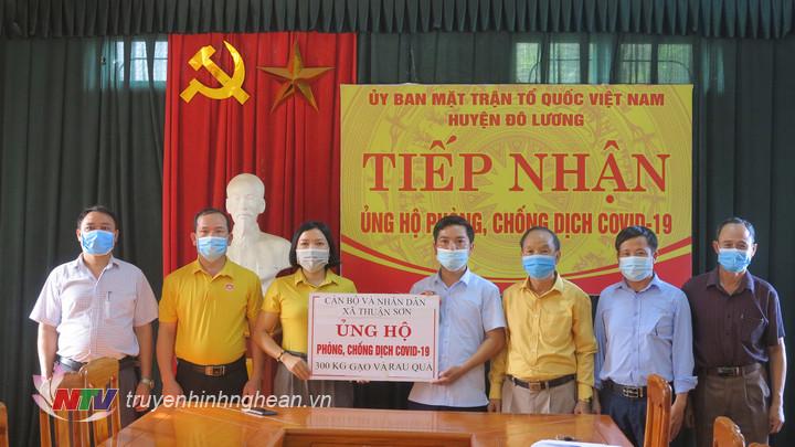 Cán bộ và nhân dân xã Thuận Sơn đóng góp nhu yếu phẩm và gạo