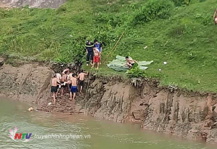 Lực lượng chức năng đưa thi thể nạn nhân lên bờ.