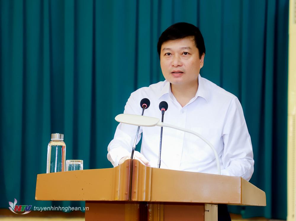Đồng chí Lê Hồng Vinh - Ủy viên Ban Thường vụ Tỉnh ủy, Phó Chủ tịch Thường trực UBND tỉnh trình bày báo cáo tình hình kinh tế - xã hội 6 tháng đầu năm 2021. 