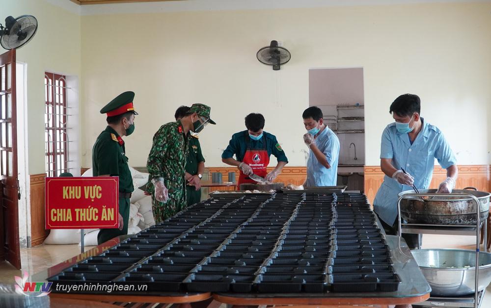 Ban chỉ Quân sự huyện Hưng Nguyên đảm nhận nấu ăn phục vụ Bệnh viện Dã chiến