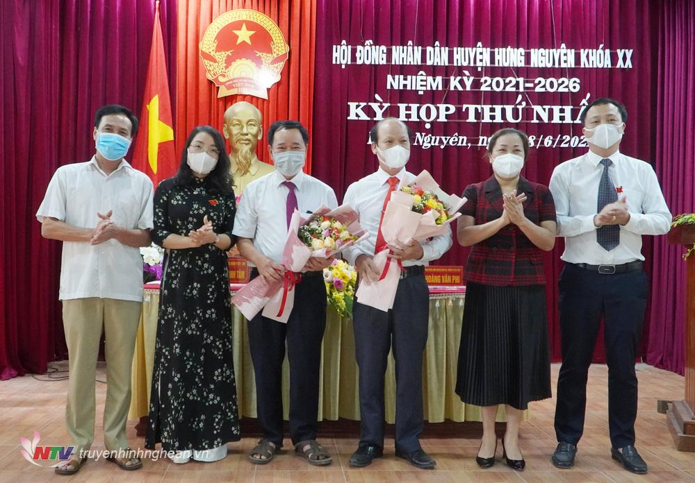 Đồng thời tặng hoa cho đồng chí Hoàng Văn Phi - Chủ tịch HĐND huyện và Nguyễn Văn Tú – Phó chủ tịch HĐND huyện nghỉ hưu theo chế độ.