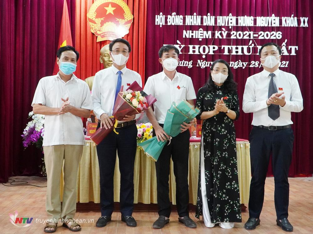 Đồng thời tặng hoa cho đồng chí Hoàng Văn Phi - Chủ tịch HĐND huyện và Nguyễn Văn Tú – Phó chủ tịch HĐND huyện nghỉ hưu theo chế độ.