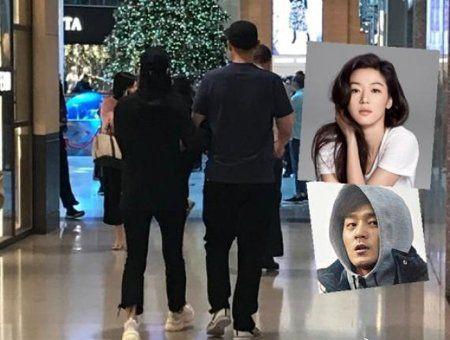 Hai vợ chồng Jun Ji Hyun trong một lần đi dạo. Truyền thông Hàn Quốc ít khi công khai mặt Choi Joon Hyuk. Ảnh chụp toàn màn hình Han Cinema 