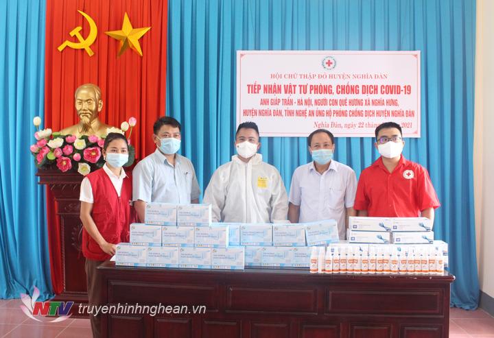 Trao khẩu trang, nước sát khuẩn, găng tay cho xã Nghĩa Hưng thông qua Hội chữ thập đỏ, MTTQ huyện 