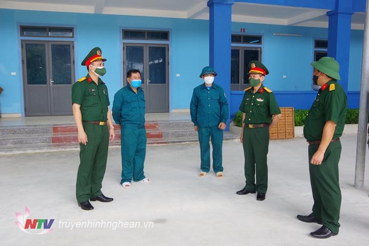 Đại tá Dương Minh Hiền, Phó Chỉ huy trưởng – Phó Ban Chỉ đạo phòng chống dịch Bộ CHQS tỉnh Nghệ An kiểm tra khu cách ly xã Diễn Hồng, huyện Diễn Châu.