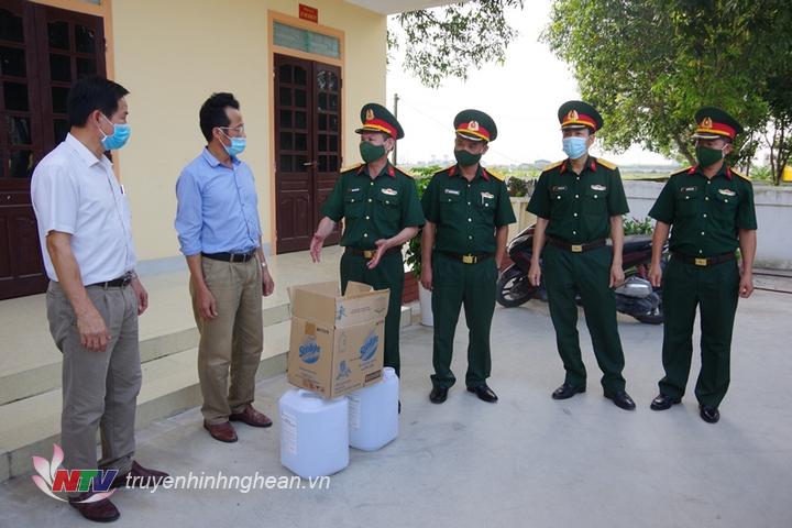 Thăm hỏi, động viên và hỗ trợ một số trang thiết bị vật tư y tế phòng, chống dịch Covid 19 tại khu cách ly xã Hưng Thịnh, huyện Hưng Nguyên.