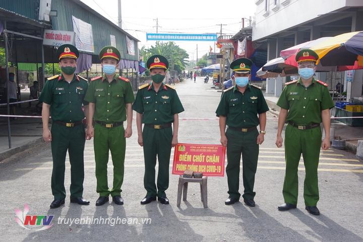 Thăm hỏi động viên lực lượng Công An tham gia tại chốt kiểm soat dịch huyện Diễn Châu.