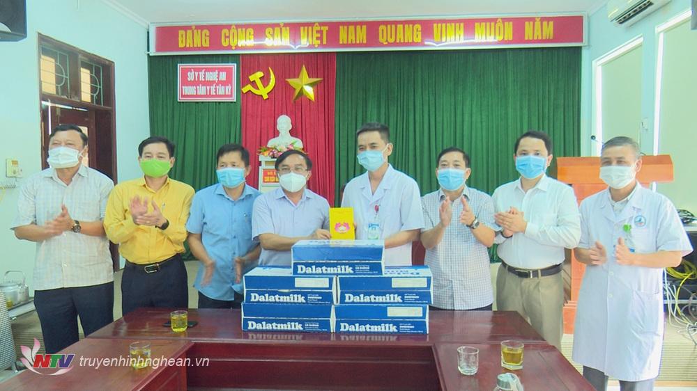 1.Trưởng ban Dân vận Tỉnh ủy Ngọc Kim Nam tặng quà cho Trung tâm y tế huyện Tân Kỳ