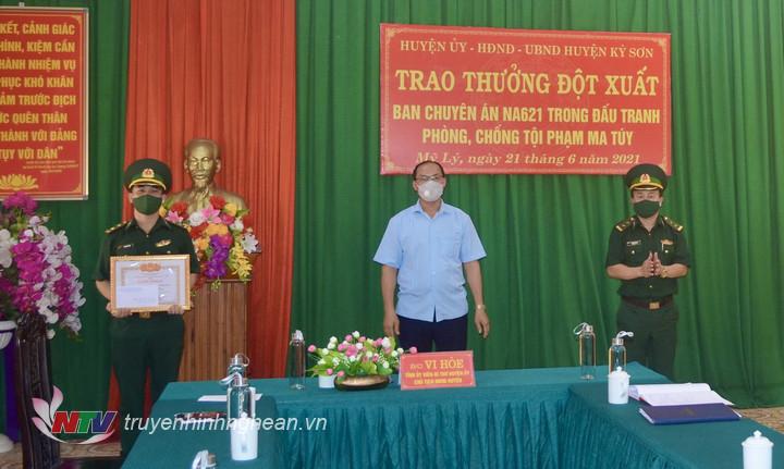 Huyện Kỳ Sơn trao thưởng cho Đồn BP Mỹ Lý vì thành tích xuất sắc trong đấu tranh PCTPMT
