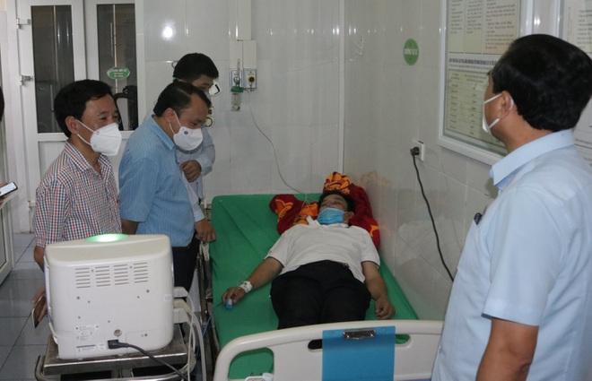 Ông Dương Đình Chỉnh (áo xanh) - Giám đốc Sở Y tế Nghệ An tới thăm và động viên bác sĩ Nguyễn Văn Long đang được điều trị tại Bệnh viện đa khoa TP Vinh
