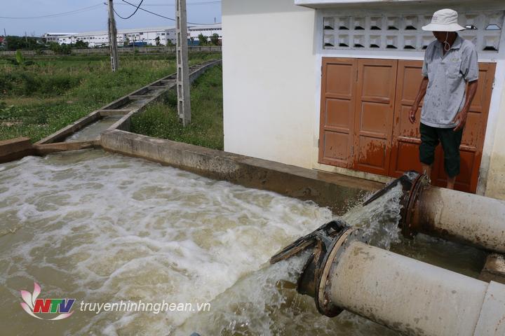 Tại trạm bơm xã Văn Sơn, hệ thống bơm Văn Tràng được mở hết công suất để đáp ứng yêu cầu tưới cho lúa trong giai đoạn nắng nóng cao điểm.