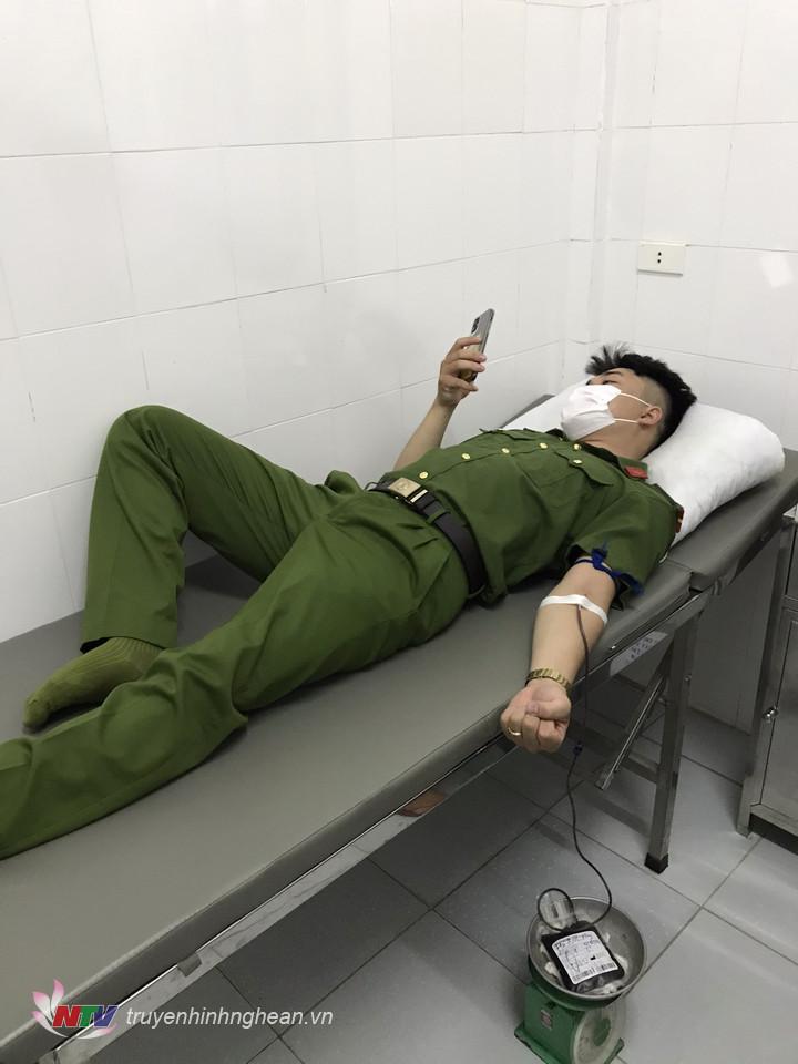 Trung uý Hồ Đức Huy kịp thời hiến máu cứu chữa bệnh nhân qua cơn nguy hiểm