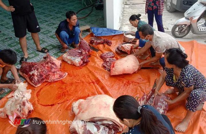 Làm thịt lợn để chế biến món ăn hỗ trợ tâm dịch Bắc Giang.