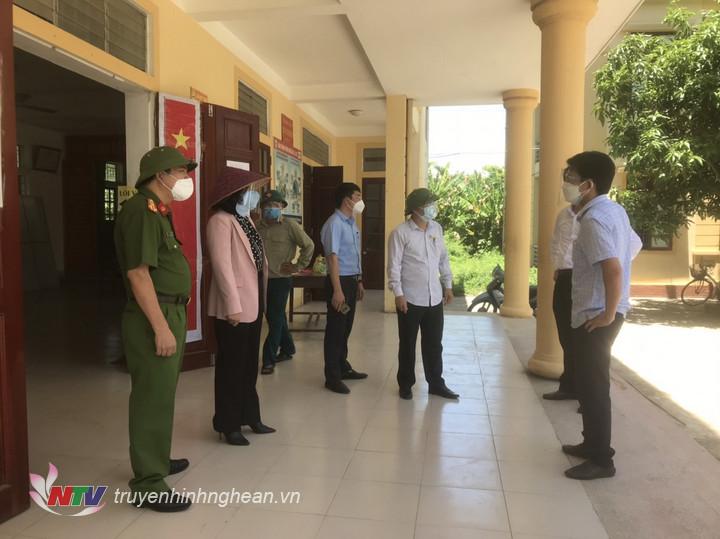 Lãnh đạo huyện kiểm tra khu cách li tại Trụ sở UBND xã Nam Cường.