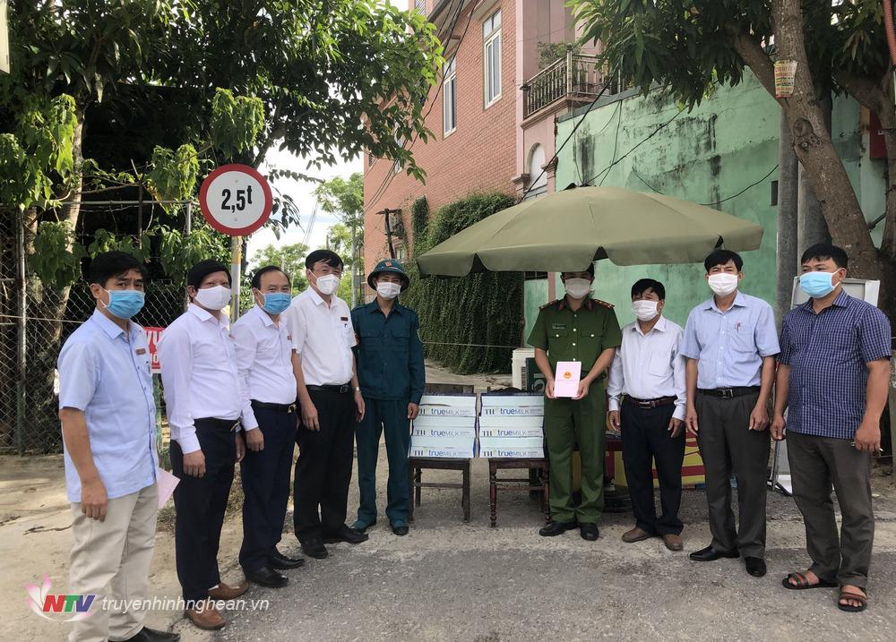 Lãnh đạo huyện thăm hỏi, tặng quà tại chốt kiểm dịch xã Kim Liên
