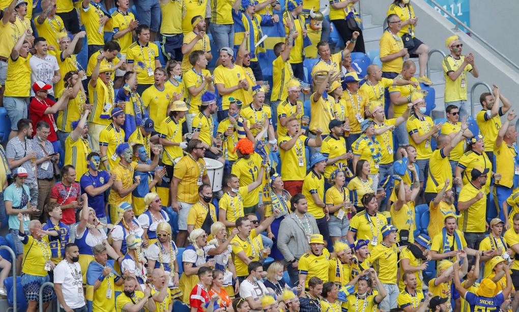 Cổ động viên Thụy Điển trong trận đấu với Ba Lan tại sân vận động Saint Petersburg, Nga hôm 23/6. Ảnh: AFP