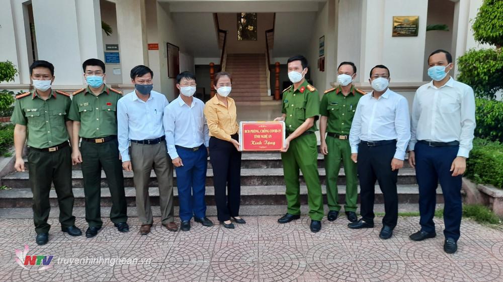 Đồng chí Võ Thị Minh Sinh trao quà động viên Công an huyện Nghi Lộc.