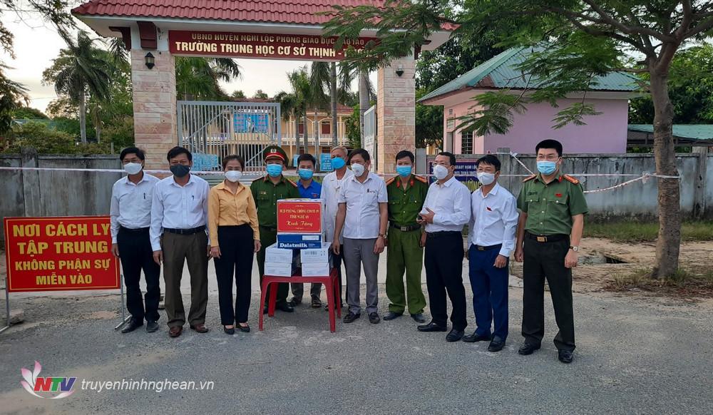 Chủ tịch Uỷ ban MTTQ tỉnh Nghệ An tặng quà lực lượng tuyến đầu chống dịch Covid 19 huyện Nghi Lộc