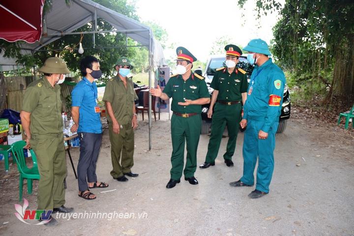 Đại tá Nguyễn Ngọc Hà, Uỷ viên BTV tỉnh uỷ, Chỉ huy trưởng Bộ CHQS tỉnh kiểm tra lực lượng làm nhiệm vụ phòng chống dịch tại các chốt kiểm dịch Covid-19 trên địa bàn tỉnh