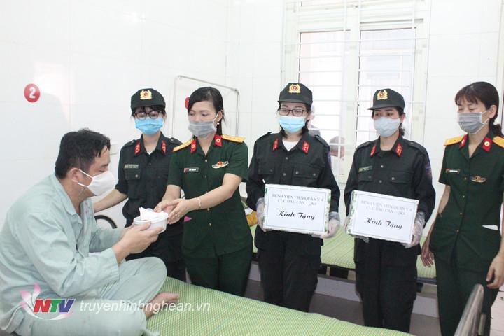 Hội Phụ nữ Bệnh viện Quân y 4 và Hội phụ nữ Phòng cảnh sát cơ động Công An tỉnh Nghệ An tặng quà và cấp cháo miễn phí cho bệnh nhân . 