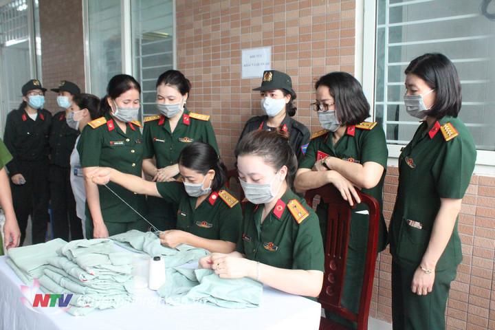 Hội Phụ nữ Bệnh viện Quân y 4 tiến hành khâu vá quần áo cho bệnh nhân. 