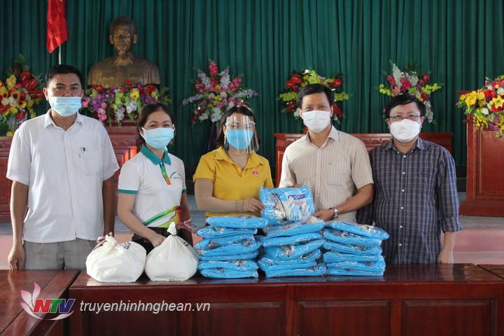 Uỷ ban MTTQ huyện Quỳnh Lưu trao tặng vật tư y tế và nhu yếu phẩm cho các đơn vị chống dịch Covid-19