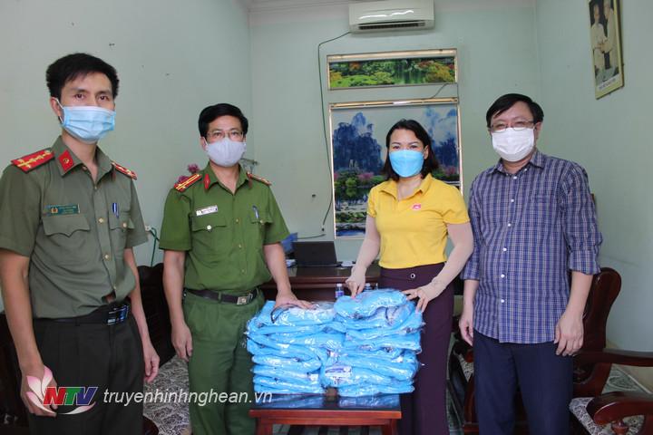 Măt trận Tổ quốc huyện Quỳnh Lưu đã đến trao tặng bộ đồ bảo hộ cho công an huyện