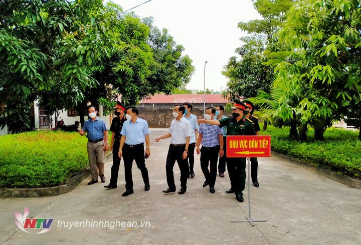 Thường trực Huyện ủy Quỳnh Lưu kiểm tra thực tế các khu vực điểm cách ly tập trung của huyện tại Trung tâm chính trị huyện