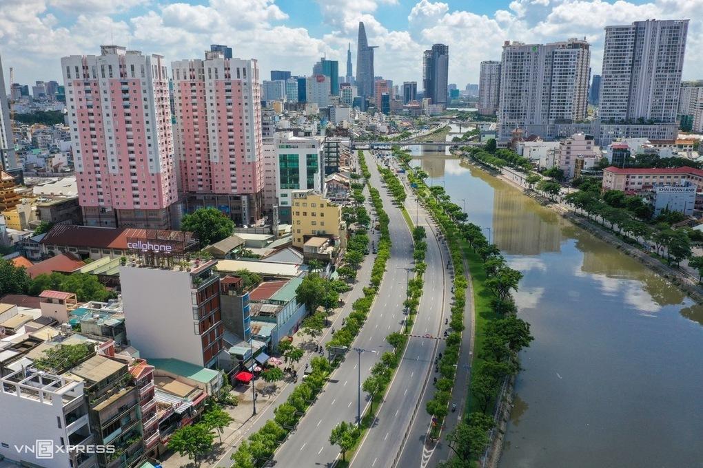 Đại lộ Võ Văn Kiệt, quận 1, vắng vẻ trong thời gian TP HCM giãn cách xã hội.