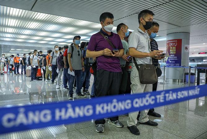 Hành khách nhập cảnh làm thủ tục kiểm dịch tại sân bay Tân Sơn Nhất. 