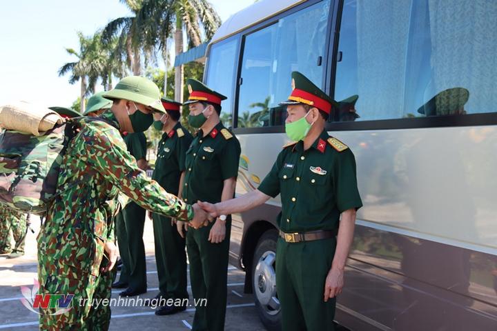 Đại tá Dương Minh Hiền, Phó Chỉ huy trưởng Bộ CHQS tỉnh bắt tay động viên các cán bộ, chiến sỹ lên đường làm nhiệm vụ