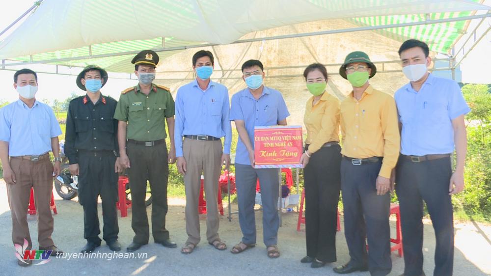 Chủ tịch UBMTTQ tỉnh tặng quà động viên cán bộ, chiến sỹ chốt trực chống dịch ở xã Diễn Trung, huyện Diễn Châu.
