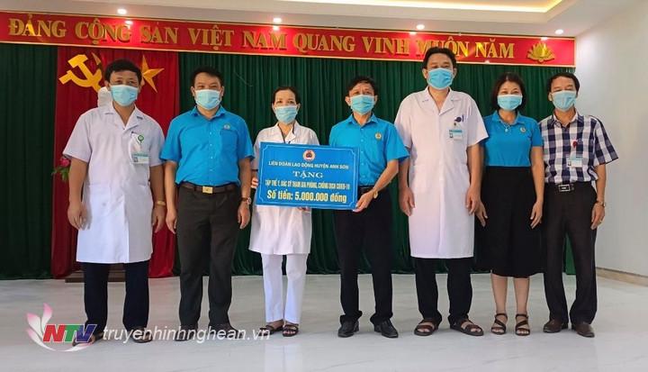 Liên đoàn lao động huyện Anh Sơn tặng quà động viên y, bác sỹ Trung tâm Y tế huyện.