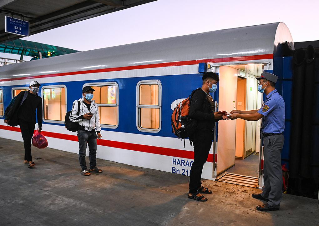 Hành khách đi tàu Thống Nhất tại ga Hà Nội tháng 6/2021. 
