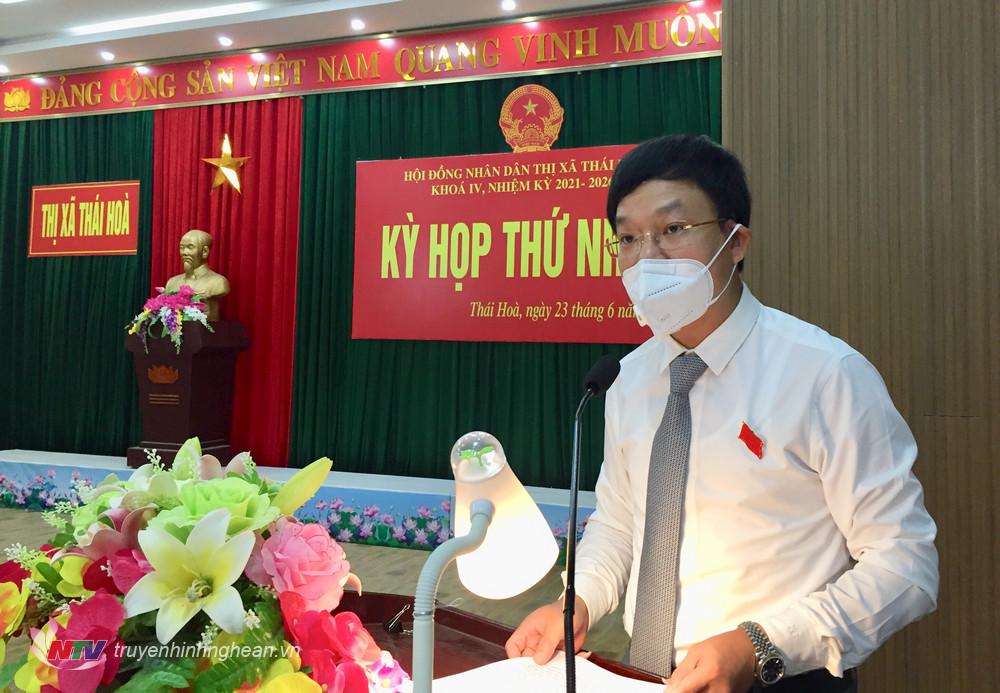 Đồng chí Phạm Tuấn Vinh – Ủy viên Ban chấp hành Đảng bộ tỉnh, Bí thư Thị ủy được bầu giữ chức danh Chủ tịch HĐND phát biểu nhận nhiệm vụ. 
