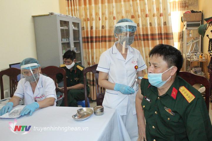 Đội ngũ y bác sĩ Bệnh viện Quân y 4 tiến hành tiêm Vắc-xin phòng Covid-19 mũi cho các đồng chí cán bộ.