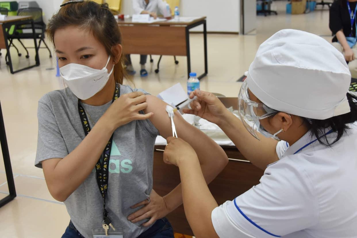 Tiêm chủng vắc xin phòng COVID-19 cho người dân tại TPHCM ngày 19/6     
