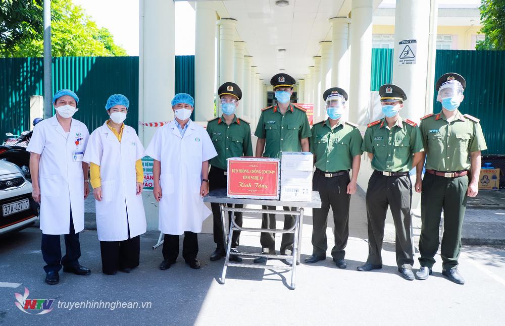 Đoàn công tác tặng quà cho cán bộ, chiến sỹ công an làm nhiệm vụ tại Bệnh viện Hữu nghị đa khoa tỉnh. 