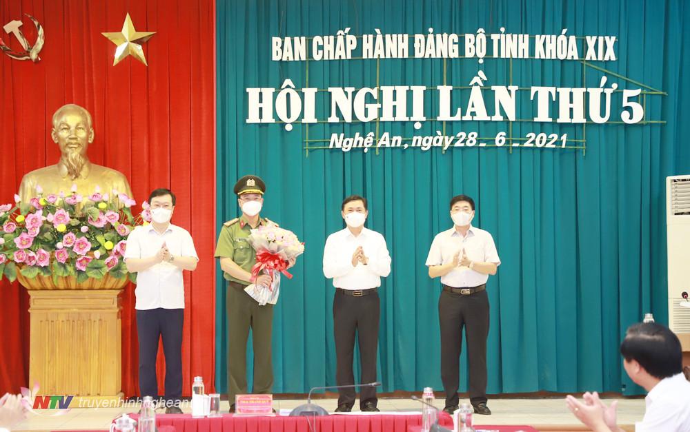 ác đồng chí Thường trực Tỉnh ủy Nghệ An tặng hoa chúc mừng Đại tá Phạm Thế Tùng.