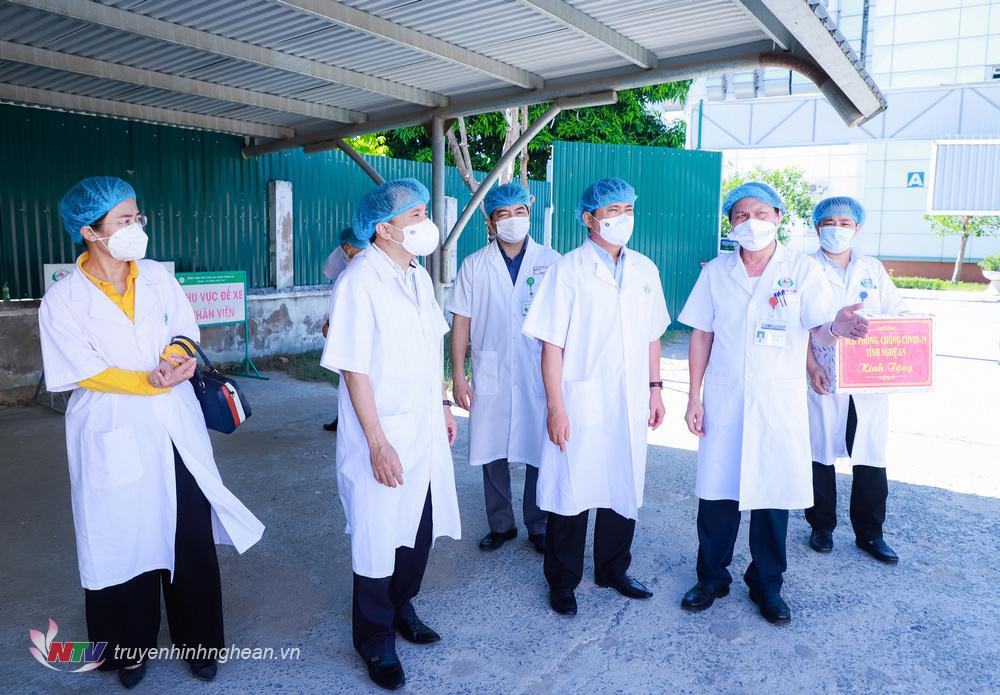 Bí thư Tỉnh ủy Thái Thanh Quý nghe báo cáo về công tác tổ chức điều trị cho bệnh nhân nhiễm SARS-CoV-2 tại Trung tâm Bệnh nhiệt đới, Bệnh viện Hữu nghị đa khoa tỉnh.
